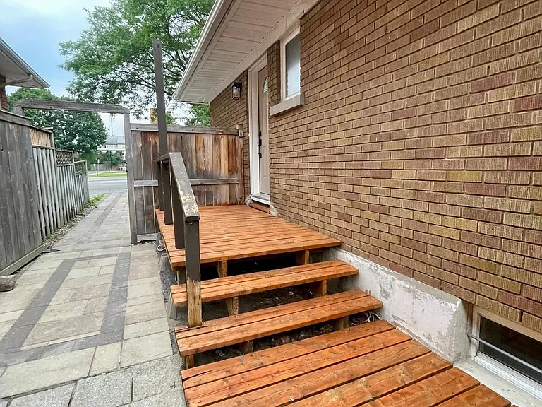 934 Smyth Rd #B — Photo 2