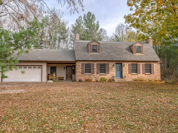 907 Willow Ridge Rd, Hudson, WI 54016