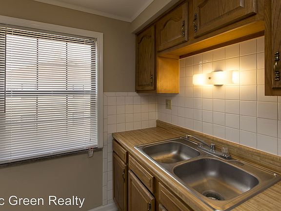 5th image of 527 Wiltshire Blvd APT C