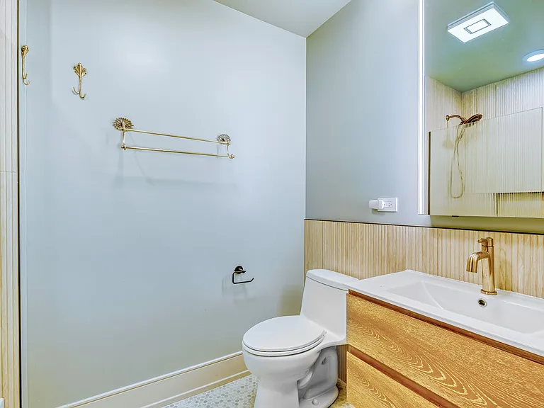 2704 W Argyle St #G — Photo 8