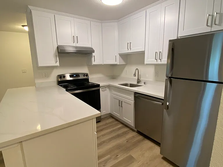 Deer Park Apartments - 95-99 Professional Center Pkwy — Photo 10