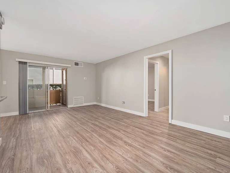 Los Robles Apartments — Photo 8