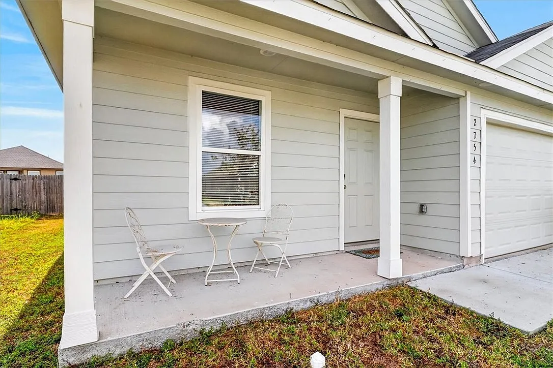 4 bed, 2.0 bath, 1663 sqft, $2,400 — Photo 4
