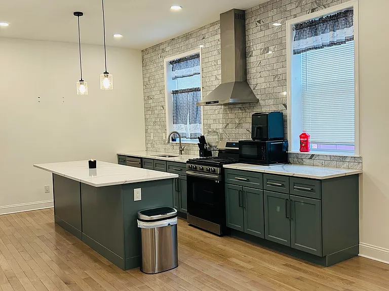 2301 W Cumberland St — Photo 1