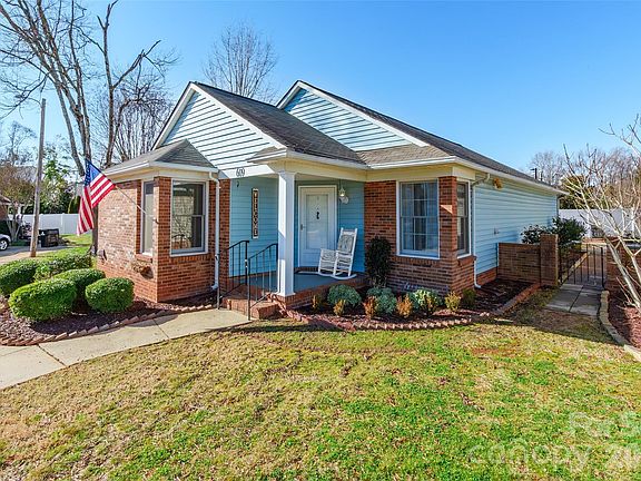 2nd image of 609 Heathridge Rd