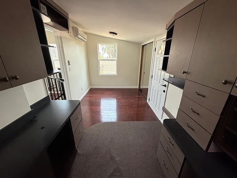 239 1/2 N Mayflower Ave — Photo 22