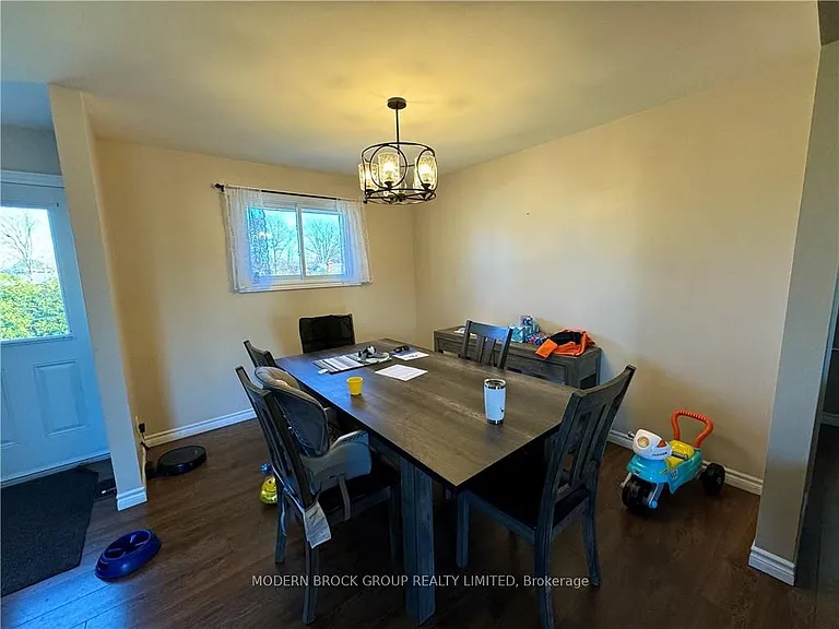 784 Comstock Cres — Photo 5