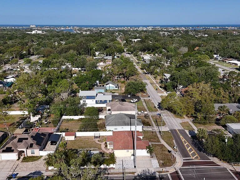 2402 Dryer Ave — Photo 48