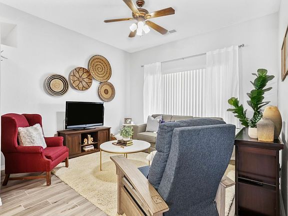 4th image of 1059 W Pebble Dr