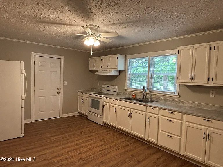 2455 Quewhiffle Rd — Photo 4