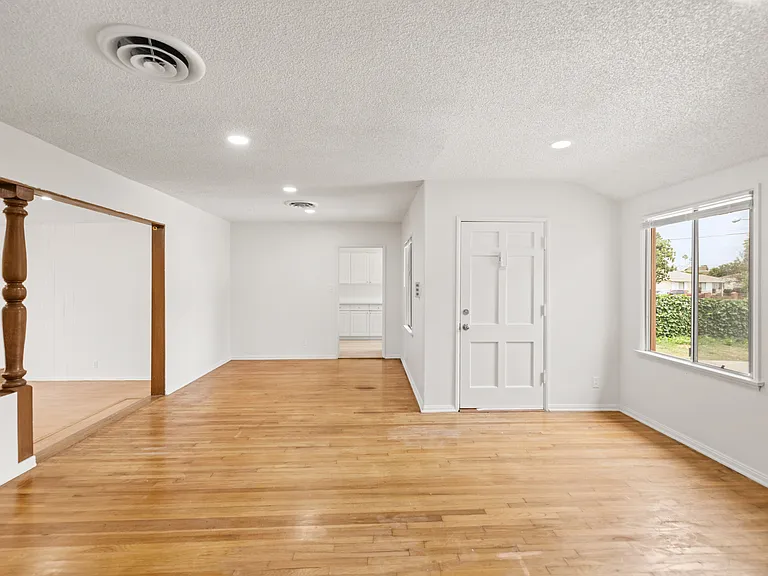18418 Sylvan St — Photo 10