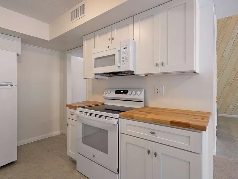 9787 Sawgrass Dr E — Photo 28