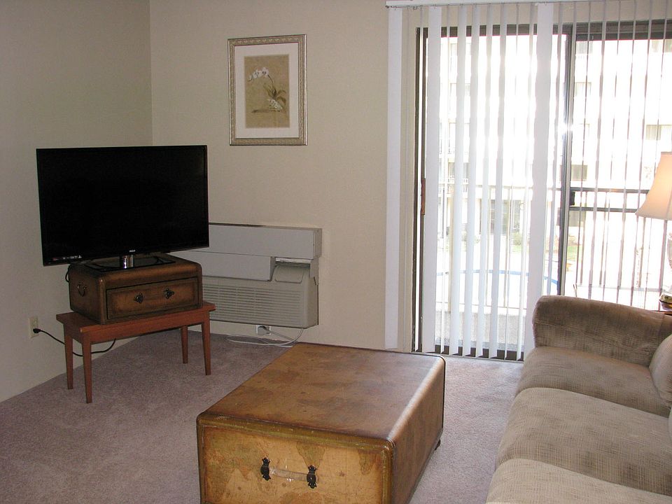 1st image of 2106 Kanawha Blvd E APT 305