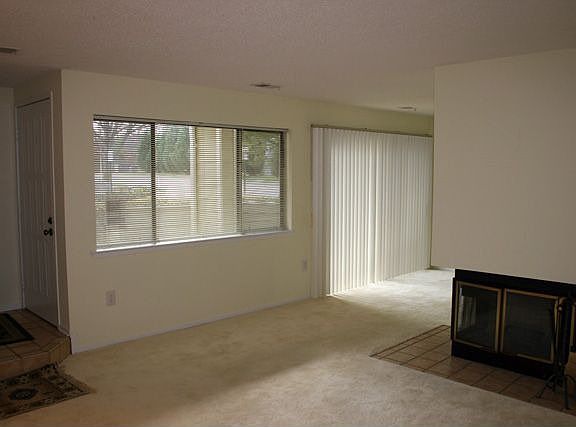 Living Room w/fireplace
