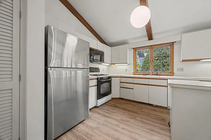3 bed, 2.0 bath, $4,100 — Photo 2