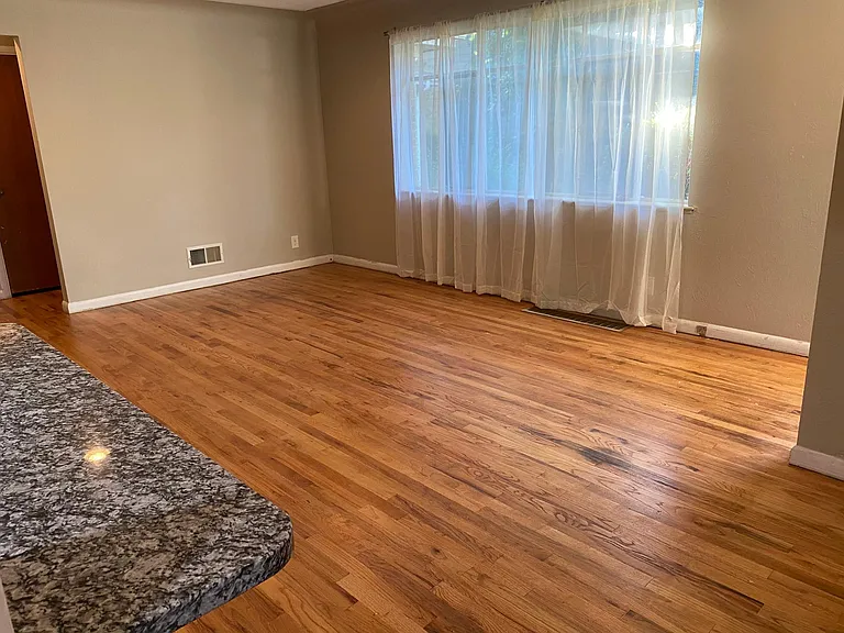 831 N Forest St — Photo 3