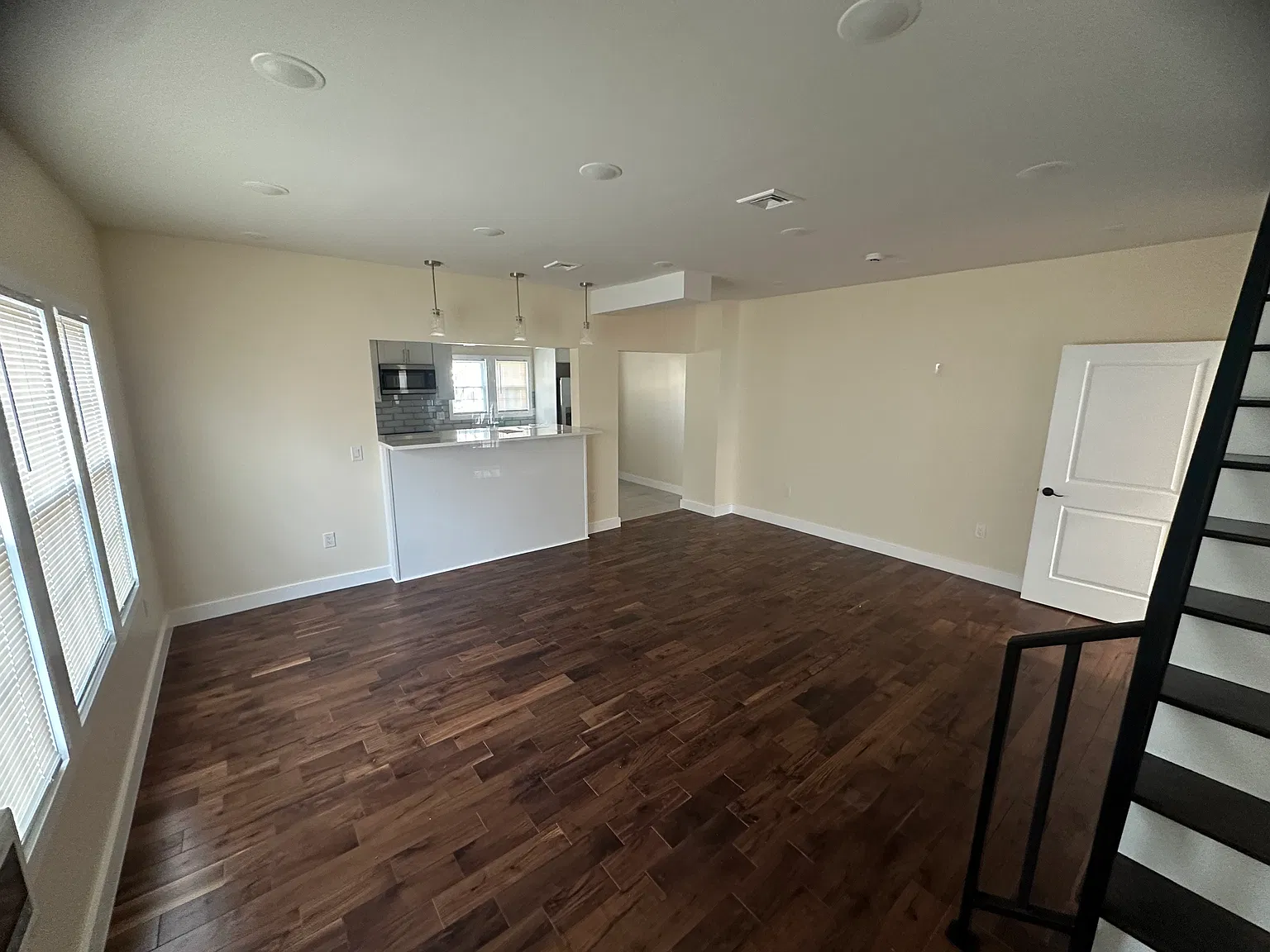3 bed, 2088 sqft, $2,400 — Photo 3
