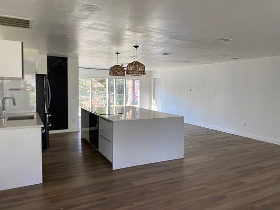 4th image of 10 Biscayne Dr