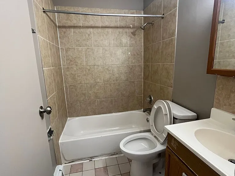 111 Pickwick Dr — Photo 4