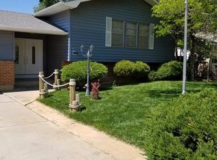4041 N Peakview Dr, Pueblo, CO 81008