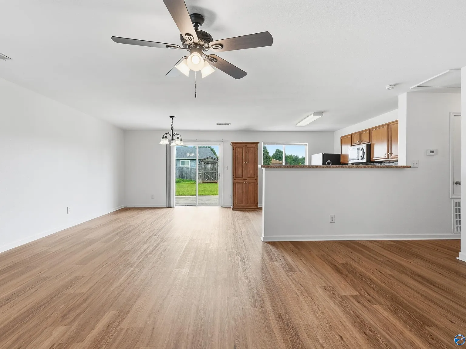 3 bed, 2.0 bath, 1465 sqft, $1,600 — Photo 3