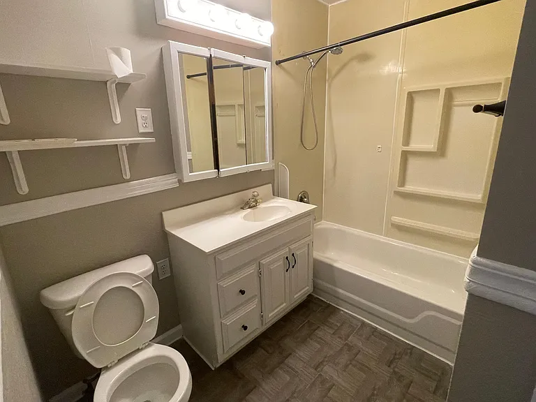 515 Alexander Dr — Photo 8