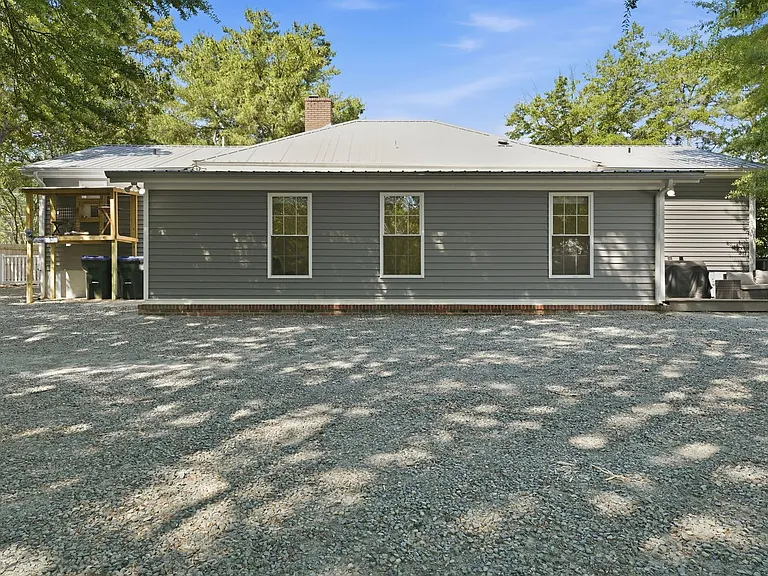 1425 Central Dr — Photo 48