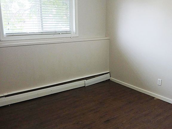 4th image of 915 44th St SE