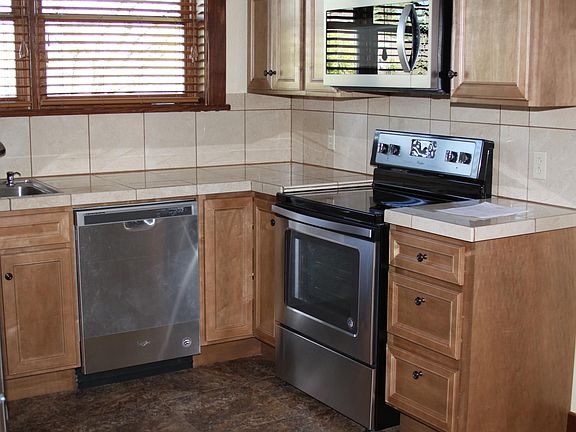 maple cabinets and stainless steel appliances