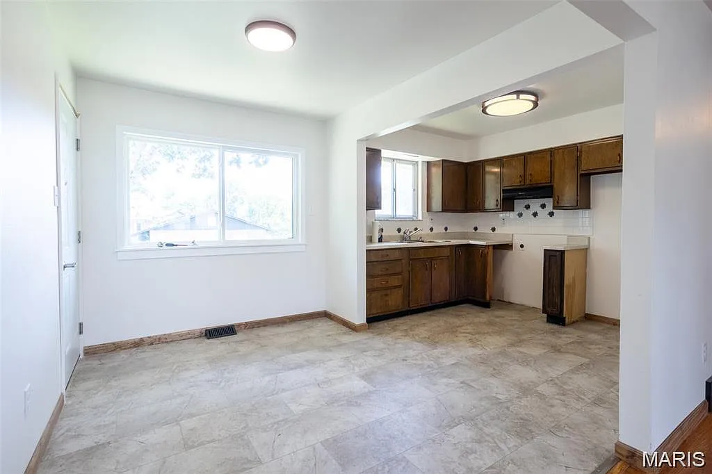 5 bed, 3.0 bath, 2600 sqft, $2,400 — Photo 4