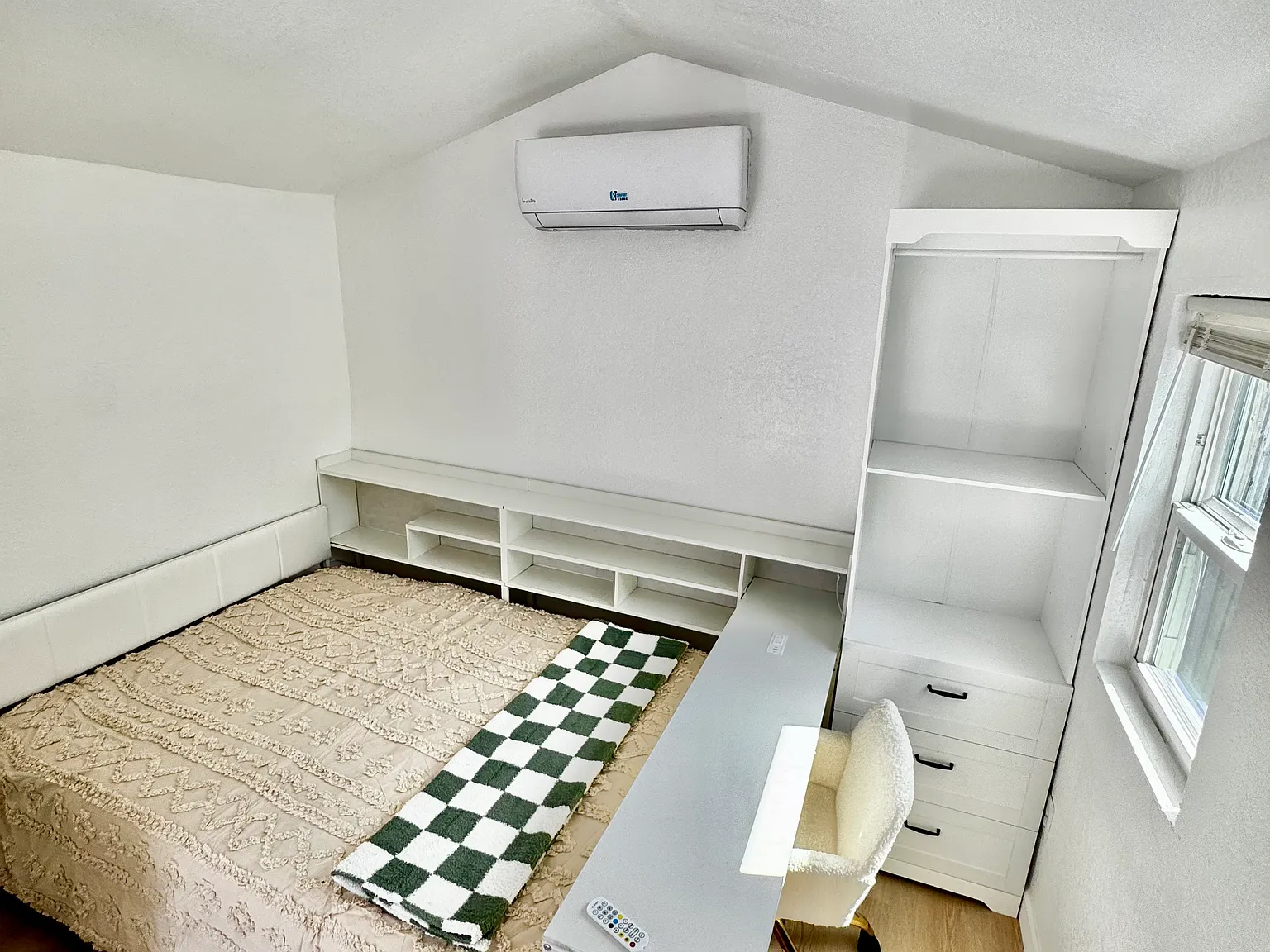 Studio, 200 sqft, $999 — Photo 2