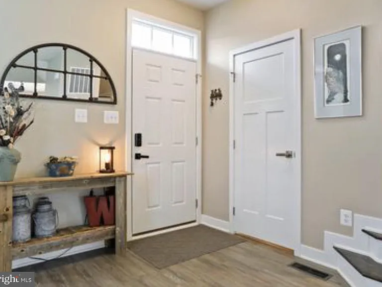211 Ontario Dr — Photo 2