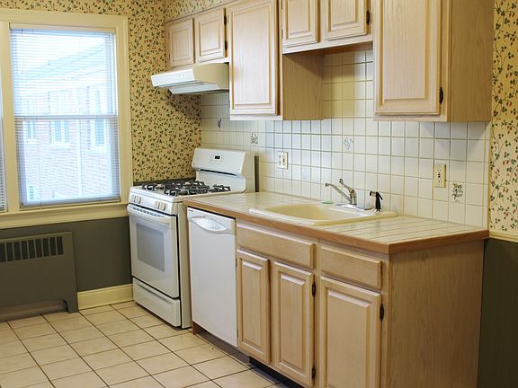 3rd image of 51 1/2 Carpenter Ave APT B