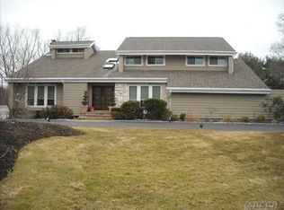 80 E Artisan Ave, Huntington, NY 11743