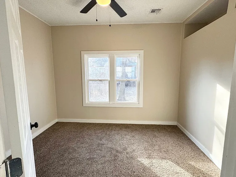 222 N Lee Ave — Photo 9