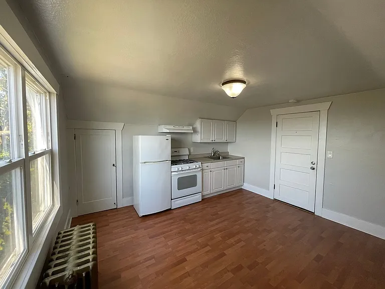 Clark Mansion- 11 Unit — Photo 14