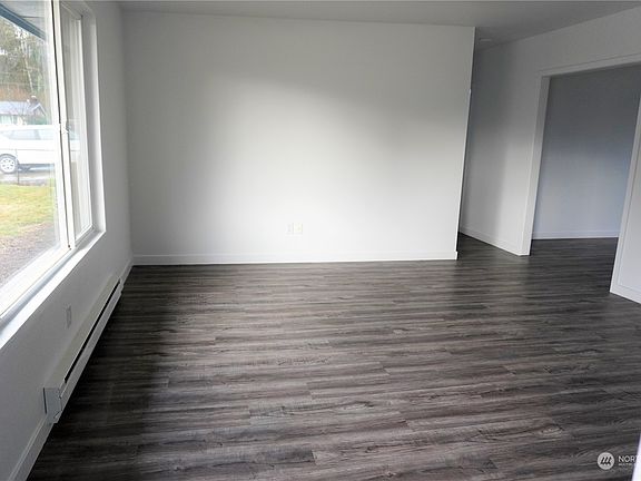 3rd image of 208 N St SE