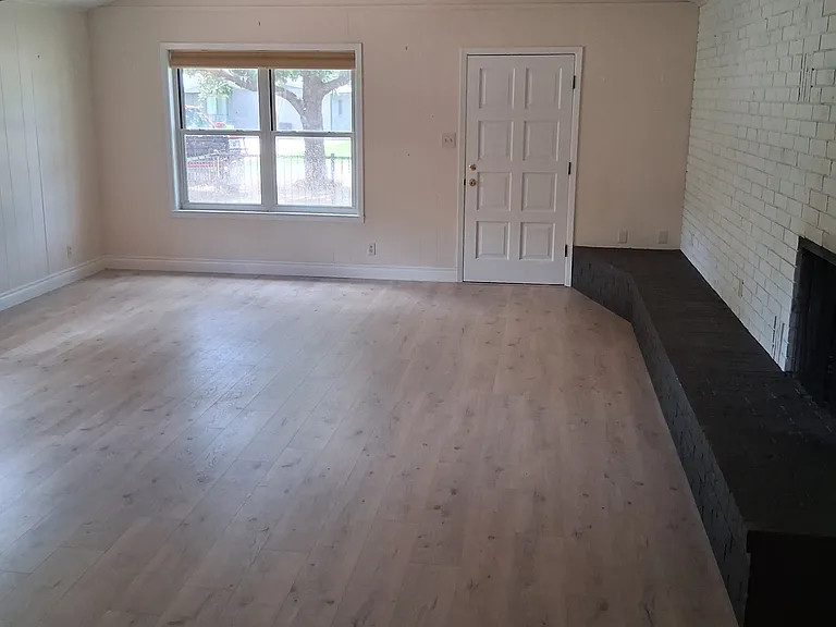 1811 Bluebonnet Ln — Photo 5