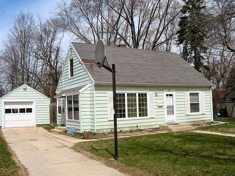 1st image of 214 Hawthorn Dr
