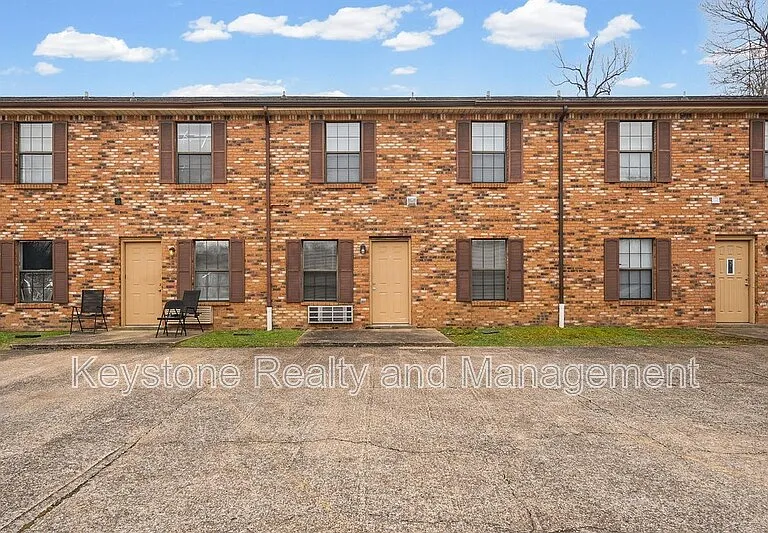 704 Peachers Dr — Photo 1