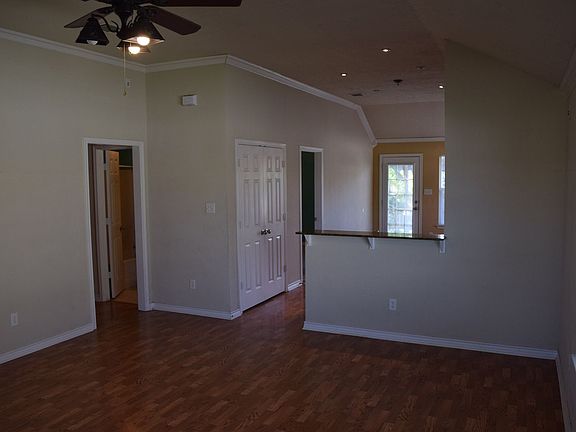 4th image of 907 Crested Point Dr