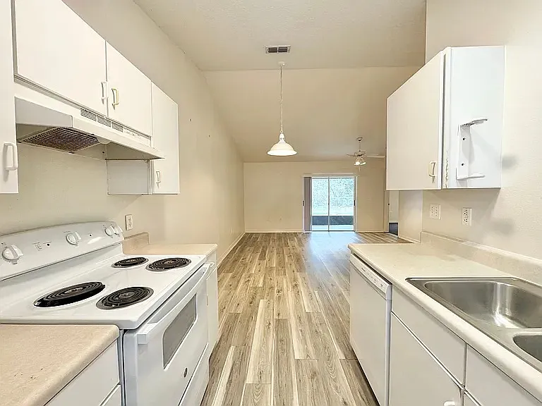 3228 Courtney Drive - 3228 — Photo 3