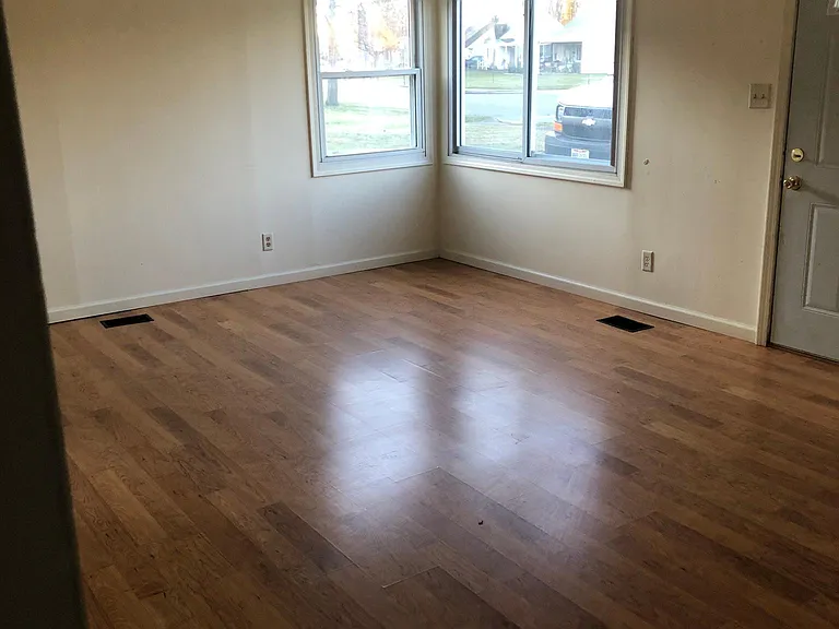 804 Dimson Dr E — Photo 2