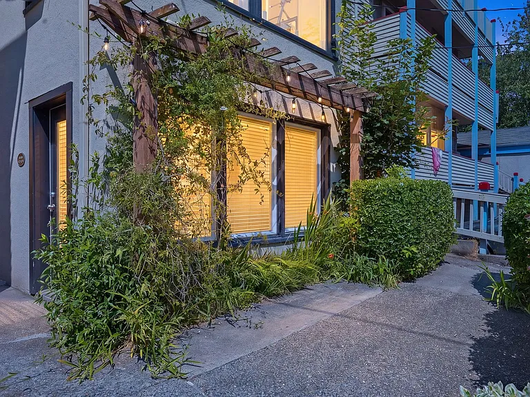 8 W Howe St — Photo 16