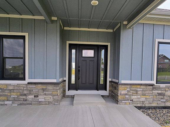 3rd image of 608 6th St NE