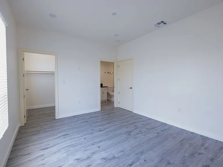 1128-1132 W 39th St — Photo 33