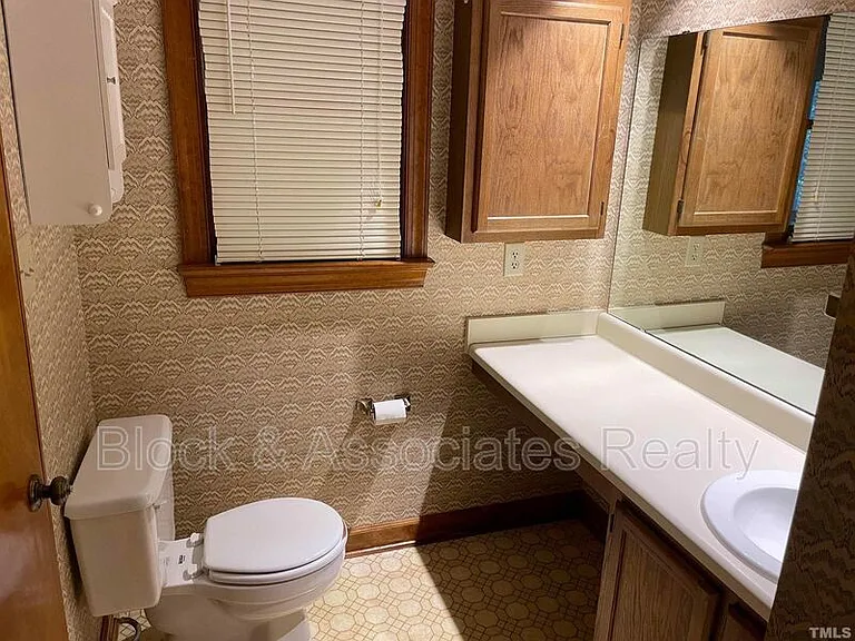 300 W Woodcroft Pkwy #33D — Photo 9