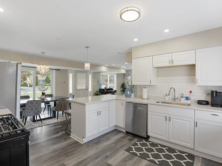 10308 W Lyndale Ave — Photo 7