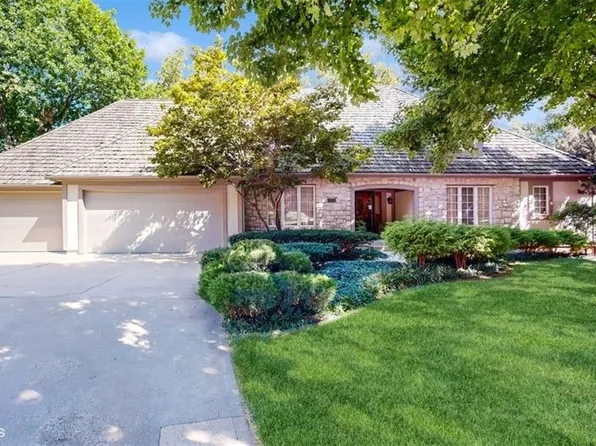 8155 Ash St, Prairie Village, KS 66208