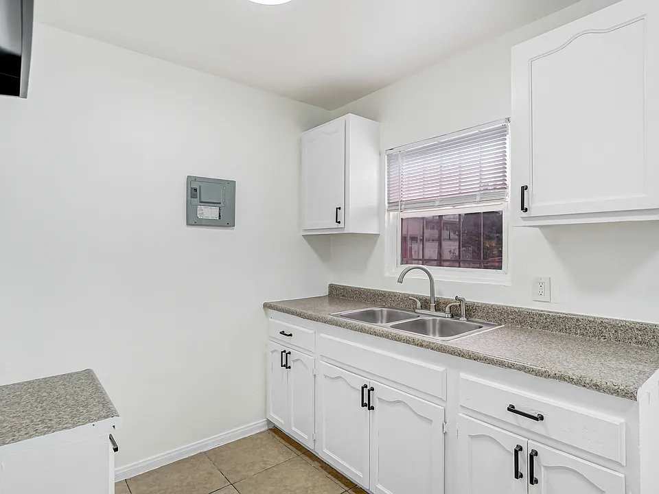 7411 S Figueroa St #1